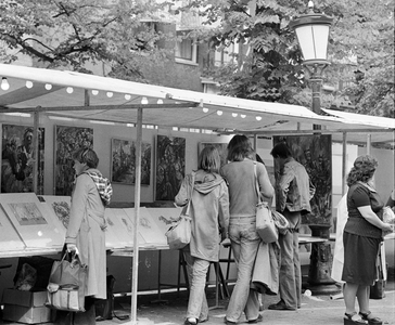 855566 Afbeelding van de 24e Kunstmarkt op het Janskerkhof te Utrecht, met een kraampje met schilderijen.